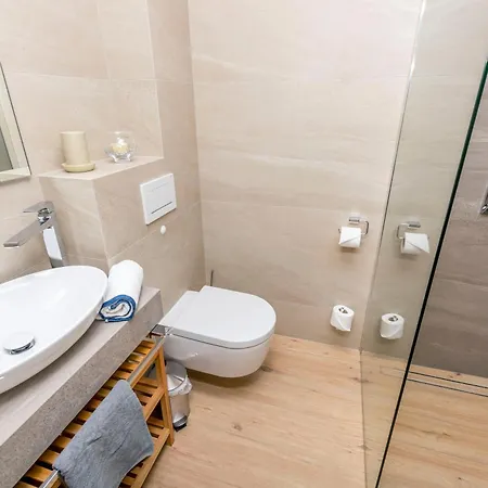 Apartament Lonamare *